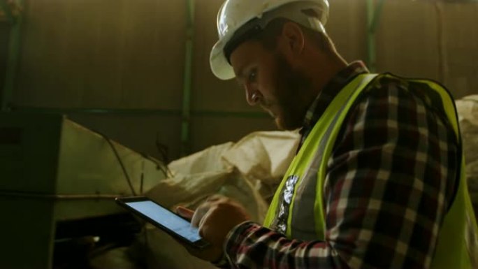 男性工人使用数字平板电脑4k