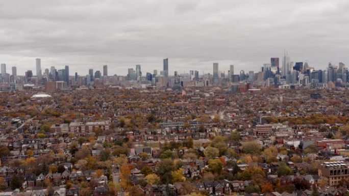在秋季高峰期拍摄多伦多郊区附近的空中照片。