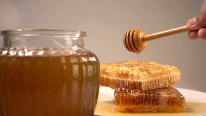用木棍蜂蜜和蜂蜜梳子