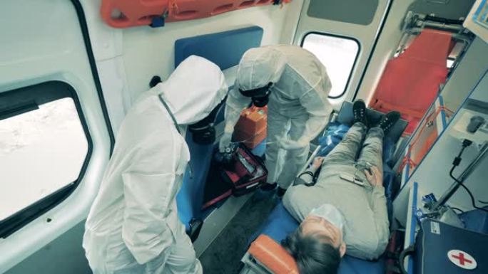 救护车工作人员在住院期间给病人插管呼吸。