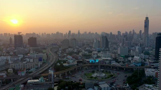 日出时泰国曼谷市中心胜利纪念碑的鸟瞰图