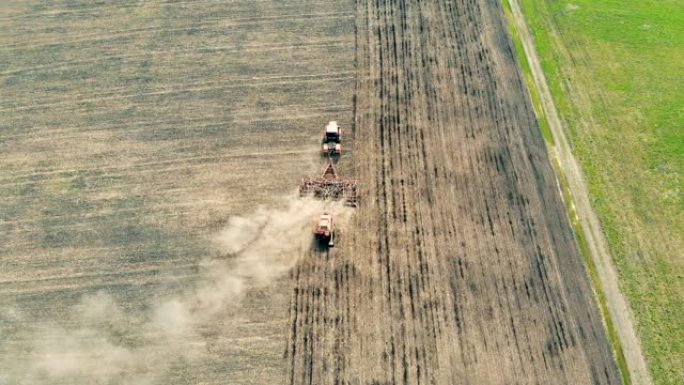 拖拉机在田间播种农作物。空中。