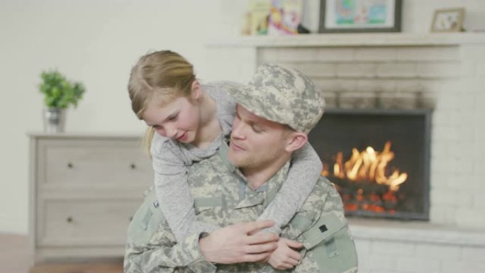 军人父亲拥抱他的小女儿