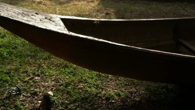 旧木船的4k镜头夏季海边小船打鱼船岸边渔