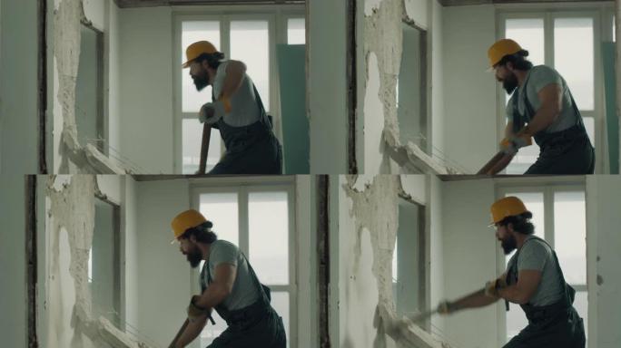 建筑工人用大锤拆墙