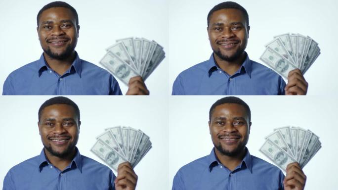 快乐的非洲男人在工作室里与美元钞票的粉丝合影