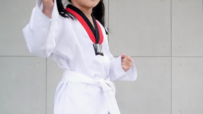 孩子生命中的一天: 战斗动作中的亚洲小孩，亚洲女孩练习跆拳道，亚洲跆拳道女孩