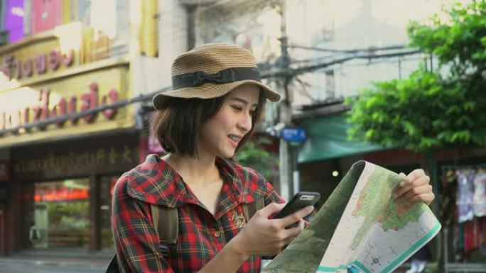 亚洲旅游妇女在泰国中国城看地图