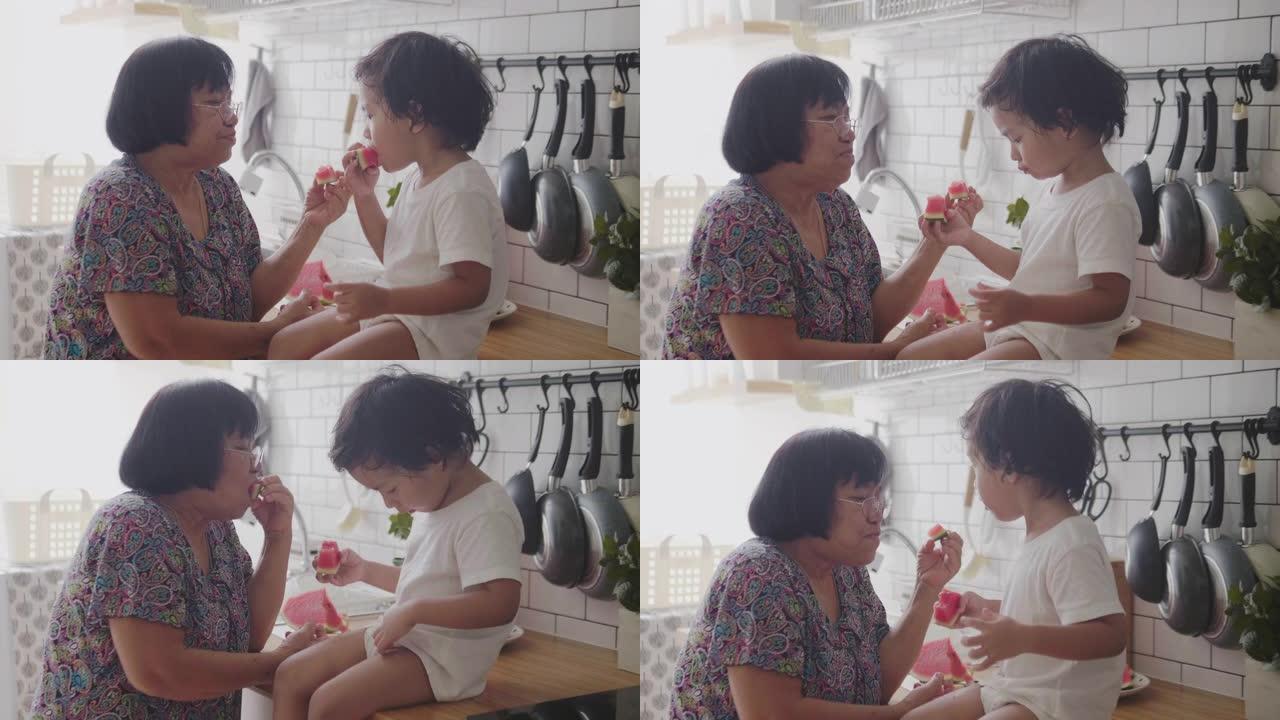 奶奶和孙子一起吃西瓜。