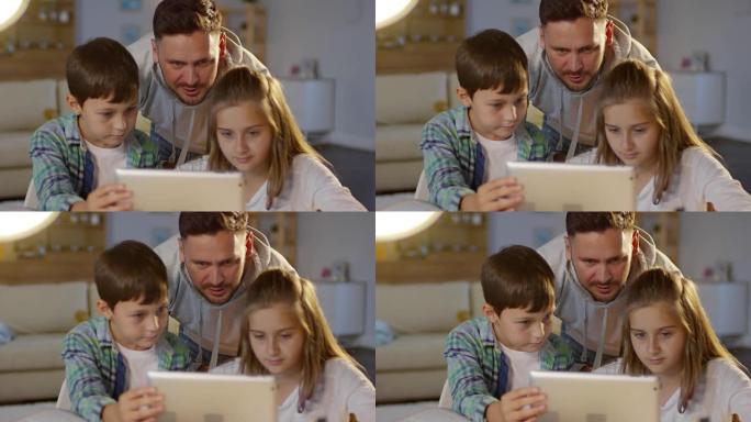 父亲和孩子们在平板电脑上观看卡通