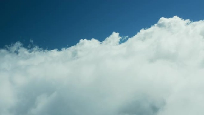 无人机视图在蓝天下穿越云层