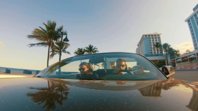 MS Men在美国佛罗里达州迈阿密的sunny street上驾驶敞篷车
