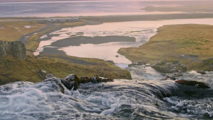 WS宁静的Kirkjufellsfoss瀑布，冰岛