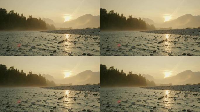 WS薄雾在日落时在河上爬行