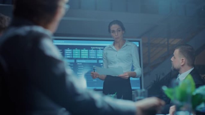 在公司会议室: 女性高管发表演讲，并使用数字交互式白板向董事会，投资者进行演示。屏幕显示增长数据。深