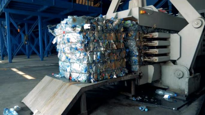 压榨垃圾专用机器。工厂设备压缩瓶子，以便在垃圾场回收。