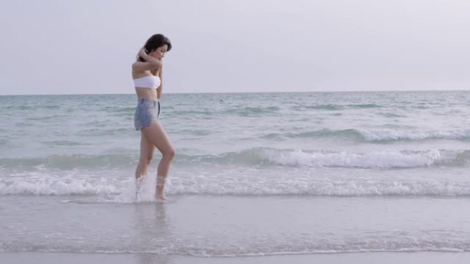 4k分辨率亚洲女子在沙滩上行走