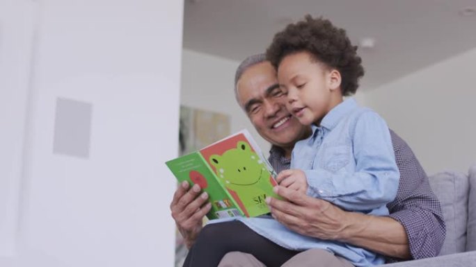黑人爷爷和孙女一起读书