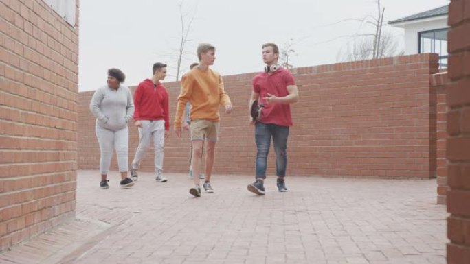 学生在高中校园散步