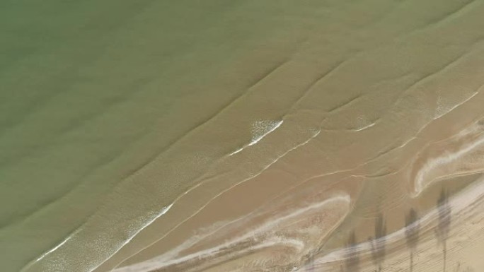 海滩、海浪和沙子的4k顶视图。
