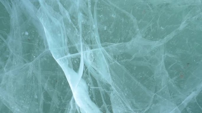 特写: 气泡和裂缝在冰冻的湖面下形成美丽的图案
