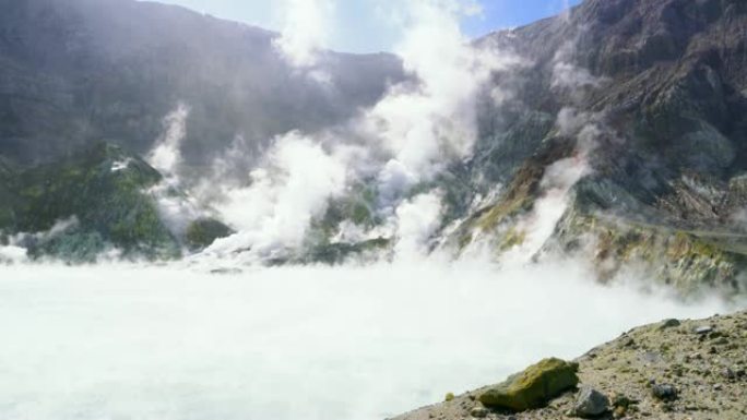 新西兰的热气腾腾的火山口湖