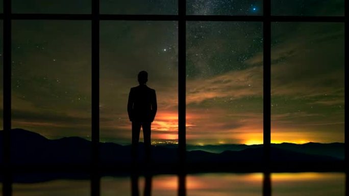 那个站在窗户附近的男人，天空中有星星。时间流逝