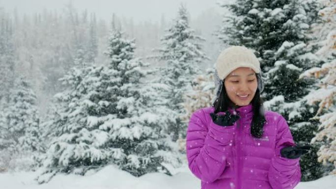 享受降雪的女人