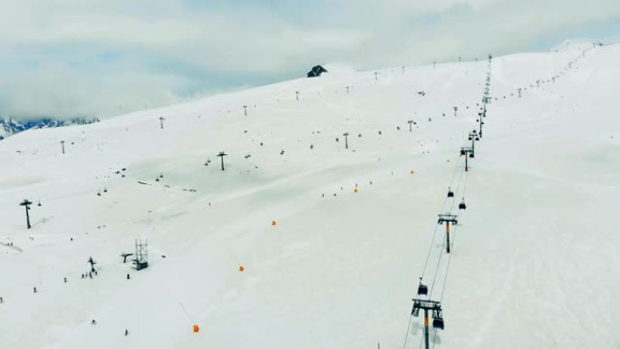 位于雪山山坡上的滑雪道