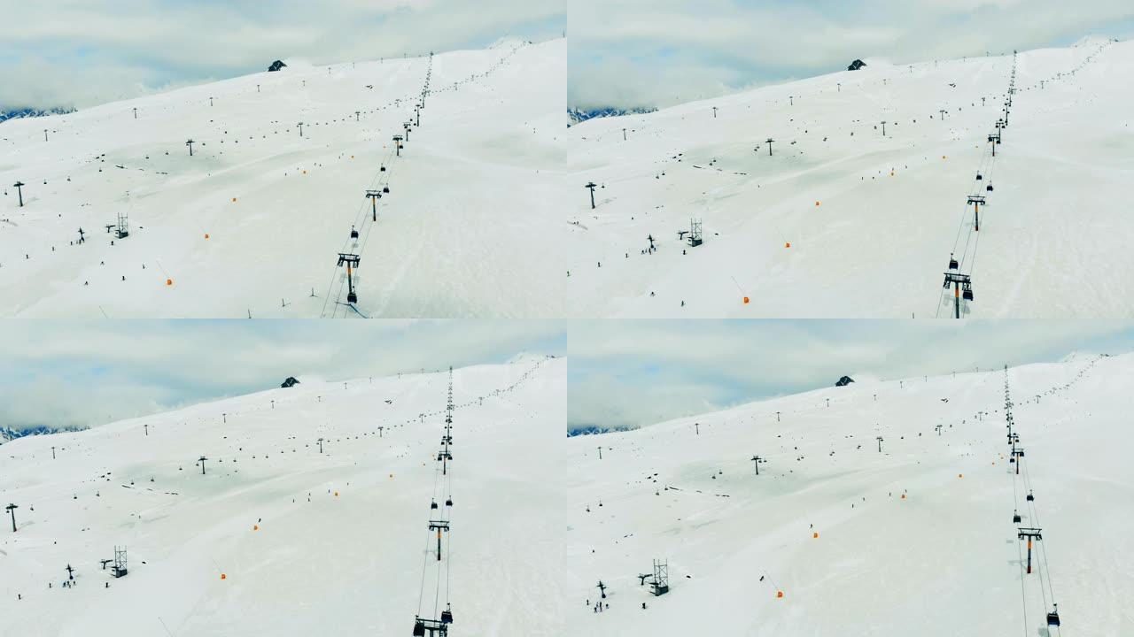 位于雪山山坡上的滑雪道