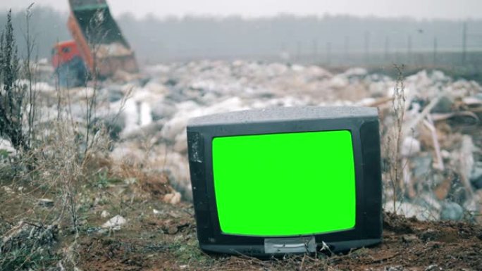 坏掉的电视扔在垃圾场上。