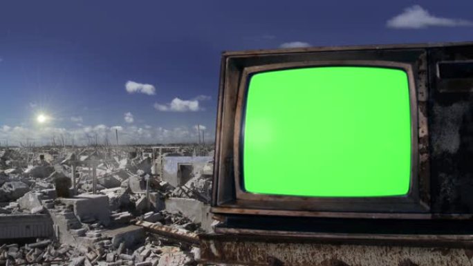 复古电视绿屏在一个被拆除的鬼城。