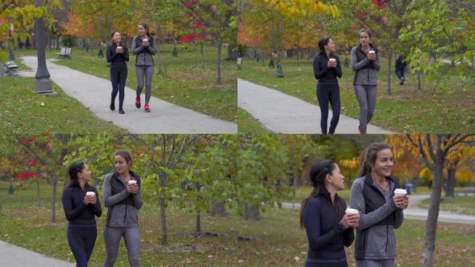 成年女性朋友在公园散步时喝咖啡