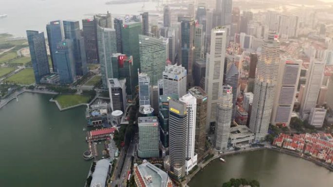 新加坡市区商业区中心的鸟瞰图城市景观，带有现代建筑、交通道路和交通