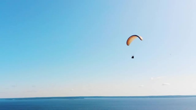 蓝湖，两个人在上面滑翔伞