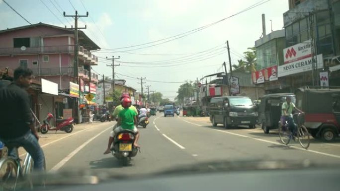 MS汽车沿着斯里兰卡繁华的阳光明媚的道路行驶