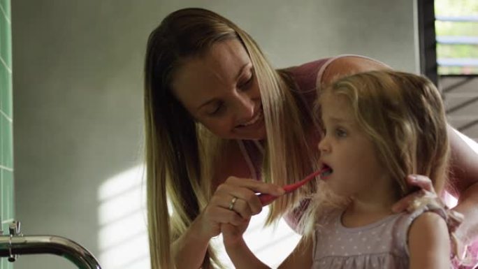 母女俩一起刷牙清洁口腔教学