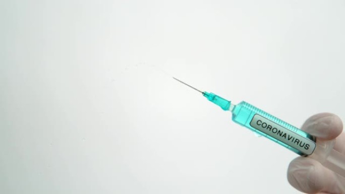 宏观: 护士挤压装有冠状病毒疫苗的注射器的柱塞