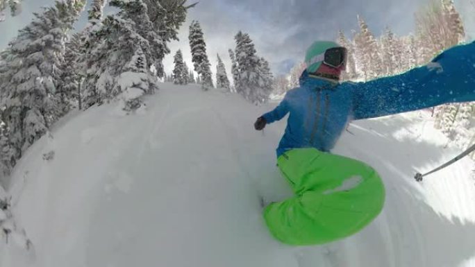 自拍照: 初学者滑雪者在黄色警告标志旁边的深粉雪中坠毁。
