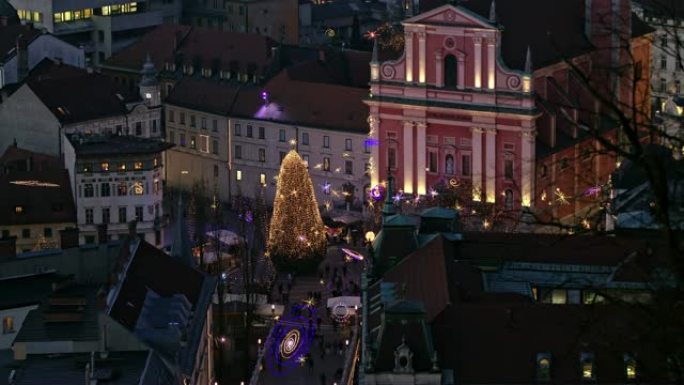 斯洛文尼亚卢布尔雅那城镇广场夜间圣诞树和灯光的MS视图