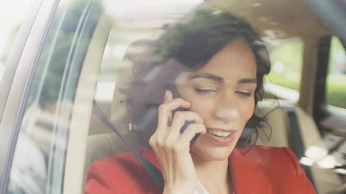 美丽的女人在汽车上旅行，坐在乘客座位上使用智能手机，打电话，喝咖啡。从车外拍摄的摄像机。