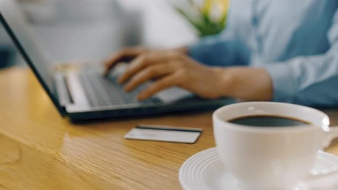 DS女人在笔记本电脑上工作时喝杯热咖啡