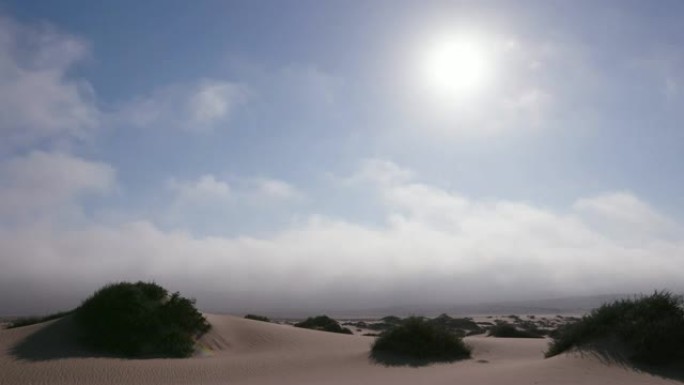 纳米比亚骨架海岸上人烟稀少的沙丘上移动的云和太阳的4k时光倒流