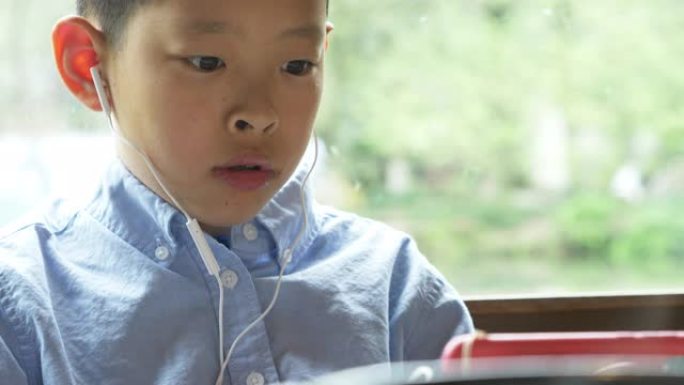 亚洲男孩用智能手机在线学习