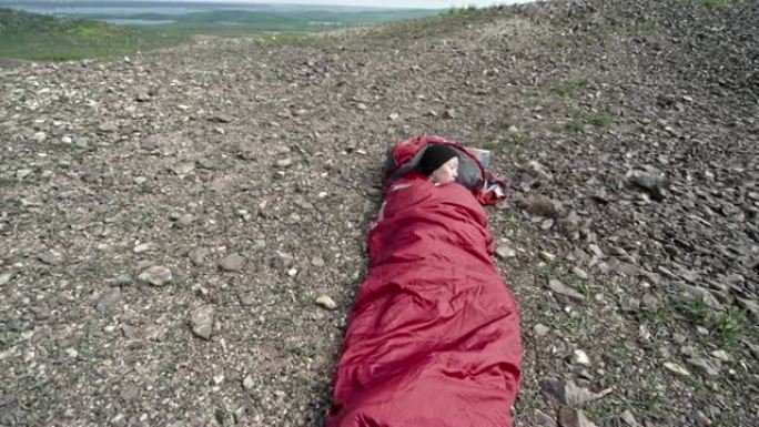 女人在山上的睡袋里打盹