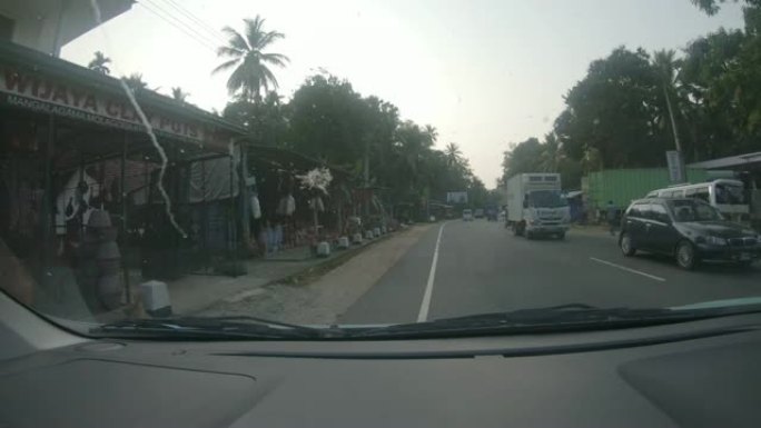 MS汽车在斯里兰卡阳光明媚的道路上行驶