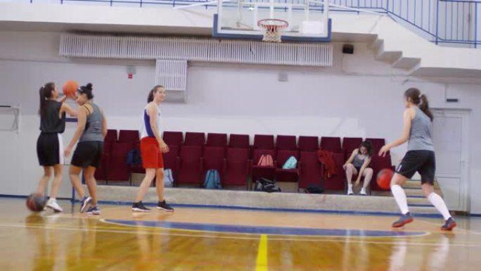 职业女选手练习射击篮球成篮筐