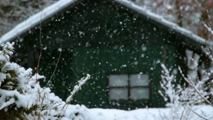 慢动作: 雪天宁静的森林和木屋的美景。