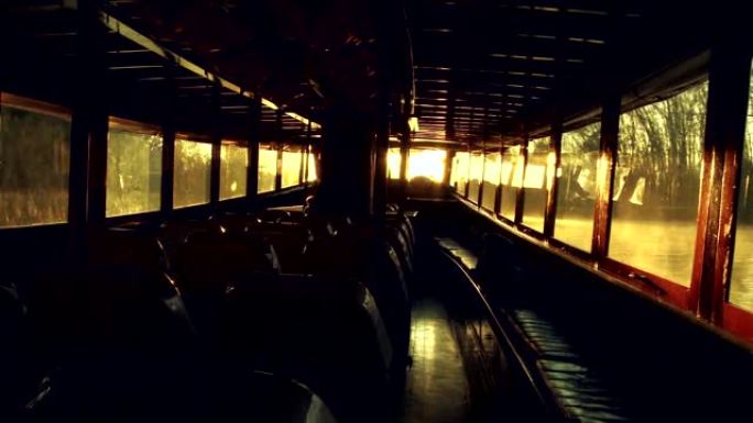 日落时河上一艘旧木船的内部。