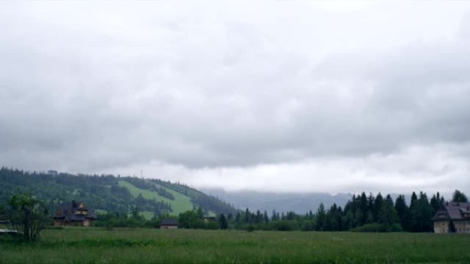 探索荒野。雨天的山地景观